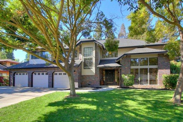 Our team helps our clients present a beautiful home that will attract many Buyers for you home!