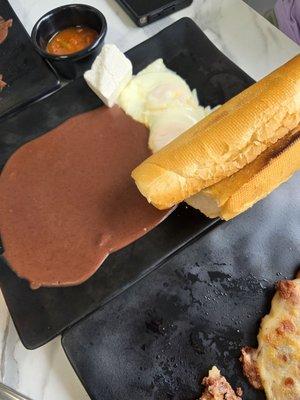 Frijolitos solids con huevutos estrellados y pan frances tostado.