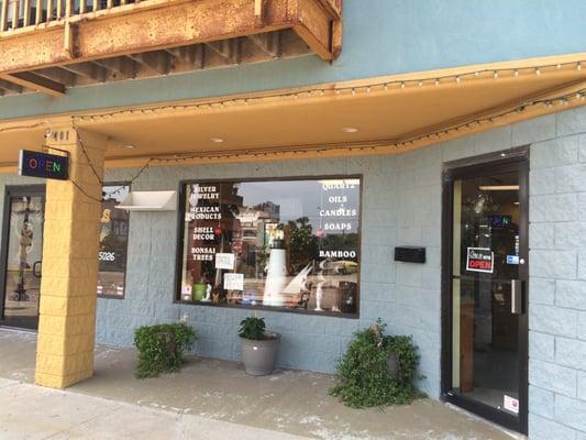 Entrance door is on the right.