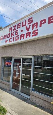 Front of Azeus Smoke & Vape