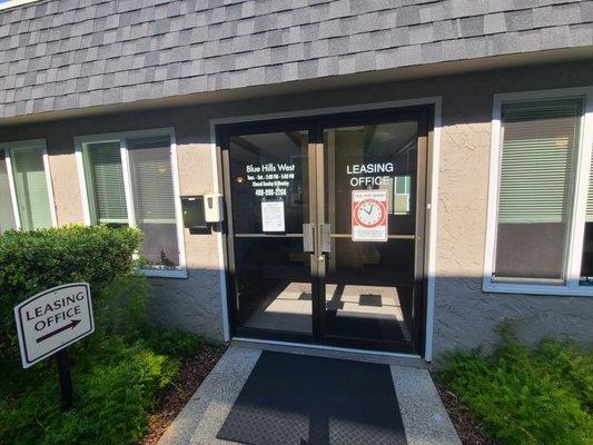 CLOSED!! CLOSED!!! CLOSED!!!! ALWAYS CLOSED!!!