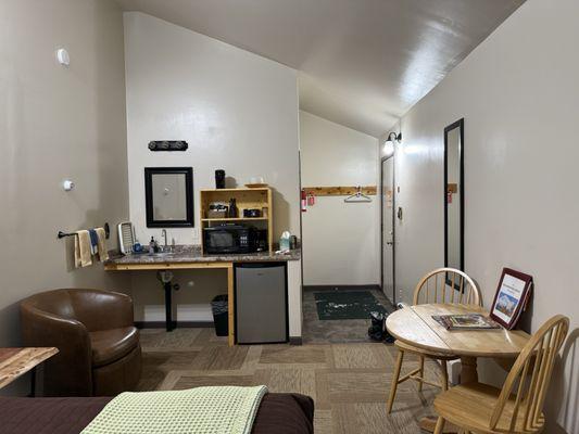 Single queen (twin?) room