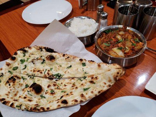 Kadai paneer, garlic naan
