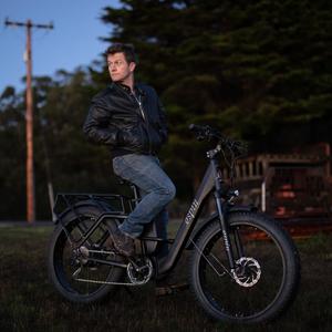 Nero - 750 w motor, 75 lbs, 25 mph, 50 mile range, 8-speed step-through e-bike in Black
