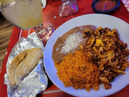 Huevos con chorizo w/ 4 corn tortillas. Had enough to fill those tortillas & take some leftovers to make a brekkie burrito tomorrow.