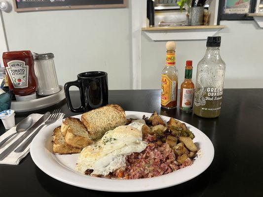 Corned beef hash, eggs and potatoes
