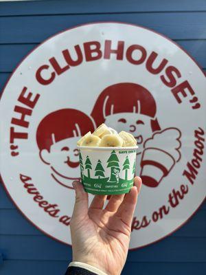 Vanilla ice cream with sliced bananas