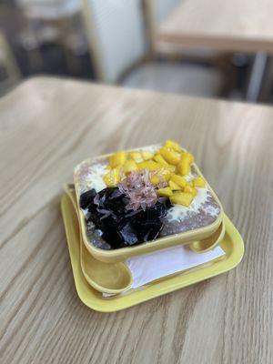 Mango pomelo sago with grass jelly