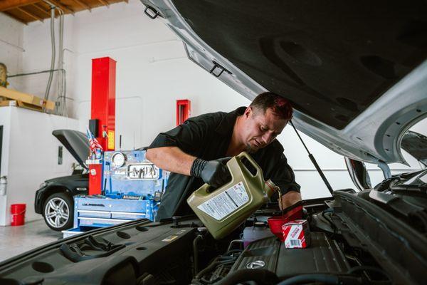 Oil change at our workshop: quick, reliable, affordable, expert technicians, advanced equipment, consultations, eco-friendly, efficient ser