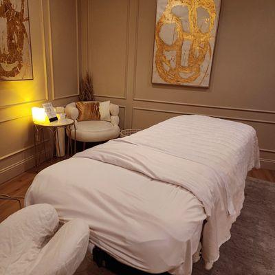 Clean and comfortable service room.