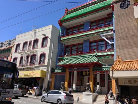 I like how the #chinese #temple highlights the streets of #sanfrancisco #chinatown