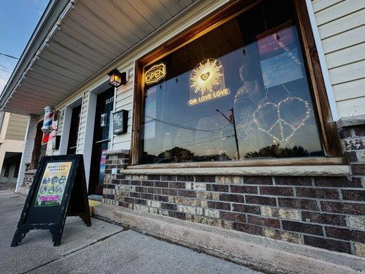 OM LOVE LOVE store front
