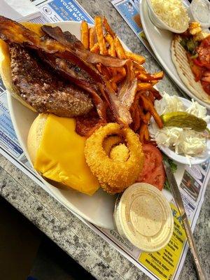 Juicy cheese burger w bacon