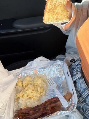 Scrambled eggs, grits and bacon with Toast