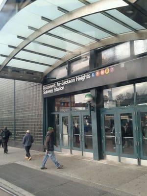 Q33 Bus to LaGuardia Airport