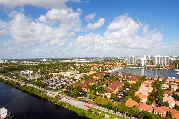 Leonela Hernandez - Coldwell Banker Realty