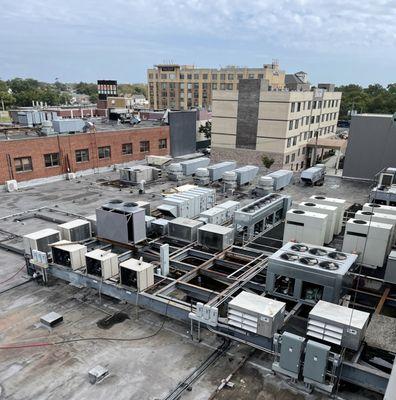Full rooftop HVACR system with multiple units for a commercial building in Queens. Designed for reliability and performance.