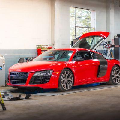 Audi R8 with the elusive "Gated" transmission getting a thorough inspection