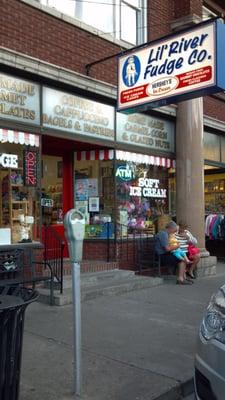 Li'L River Fudge Shop #073