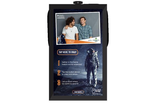 Example of the selfie station screen turned on with customization