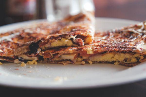 "Amber Rose" - bacon, brie, scrambled egg, onion, garlic, apple, chili flakes and crème fraiche!