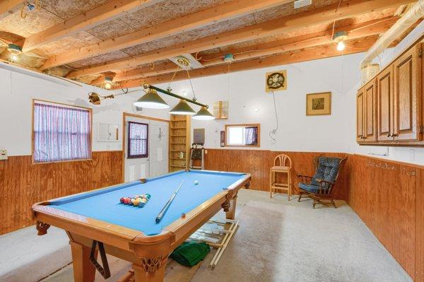 Bonus building located behind the duplex.