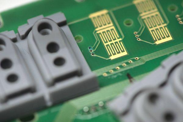 Damaged contact circuit boards in a Yamaha P515.