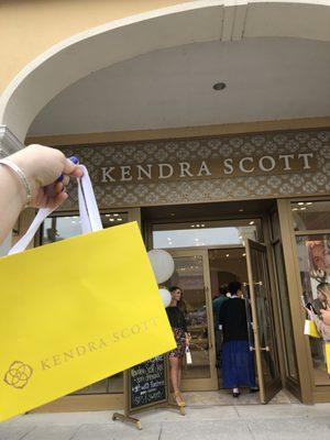 Had an amazing experiance! loved walking with my yellow bag.