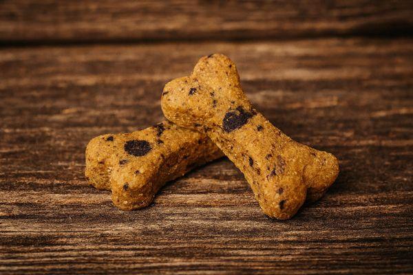 Small‑batch blueberry treats baked with real fruit and clean ingredients -- perfect for dogs who thrive on simple, honest recipes.