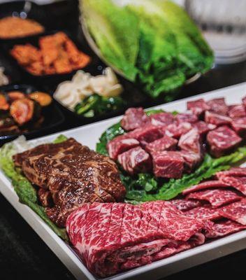 Supreme spread; top grade supreme short ribs; top grade marinated short ribs; seasoned cube steak; unlimited aide dishes