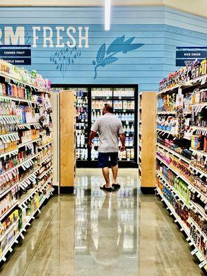 This Sprouts is so clean you can see Sir Hubbers reflection in the floor.