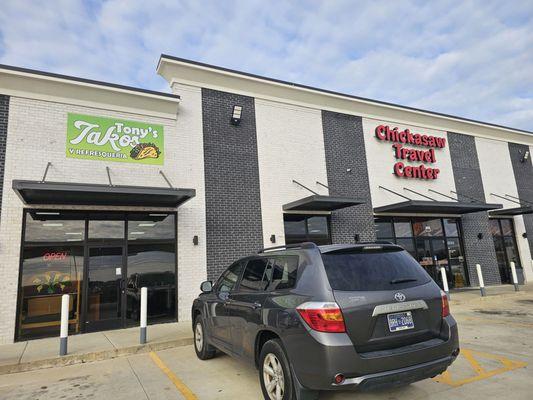 Afuera de Tony's Takos y Refresqueria