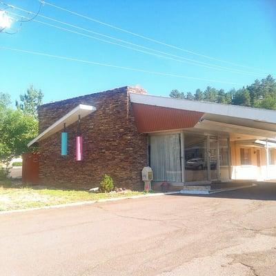 Whispering Winds Motor Hotel