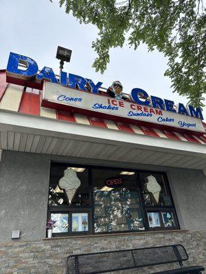 Your smallest chocolate dipped cone, please!