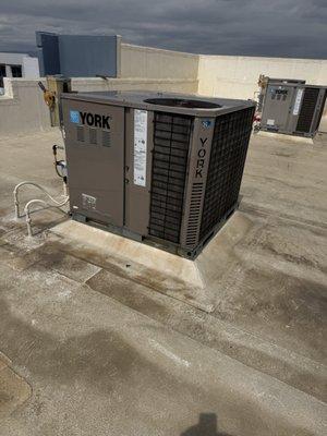 Gas Electric rooftop Units installation and service.