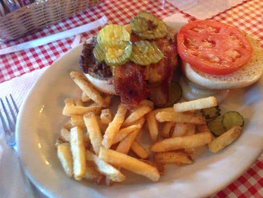 The bacon cheeseburger was made to order cooked the way I asked.. Friendly staff, clean. Plenty of seats. You feel welcomed here