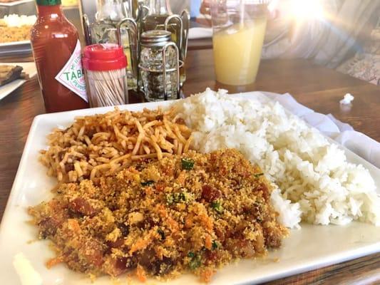 Beef w onions, pasta, farofa e feijão
