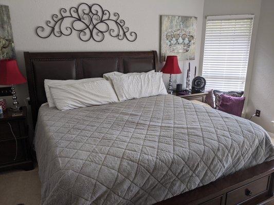 Maid In black Cleaning