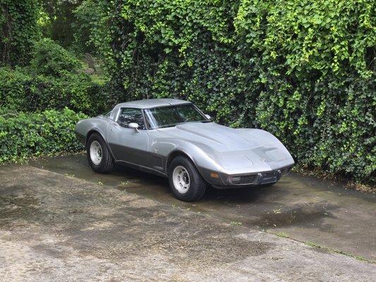 1978 Corvette (blown tire on 4th of july weekend) I need help now. Hermano's tire shop gives NASCAR pit crew serious competition.