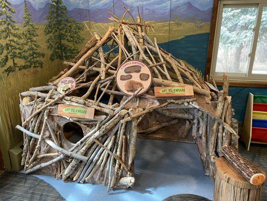 Interactive beaver lodge display