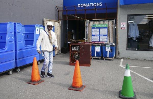 Ron at Goodwill Alameda Donations is very helpful and great Spirit, thanks Ron! With my Zenith HiFi for next happy owner - JH