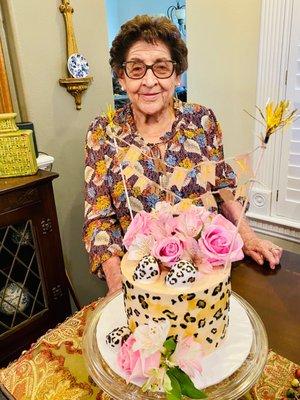 Thank you Monique's cake shop. We all loved my moms birthday cake and most important she did too. It was delicious and beautiful!