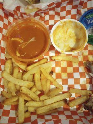 I ordered wings with fries the wings were delicious but the french fries were the bottom of the bag. It's nothing against the bartender s