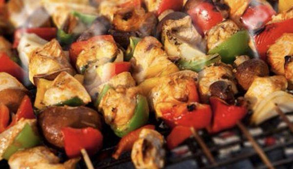 Chicken kebabs with hummus and garlic dip