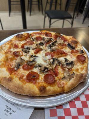 Small pepperoni mushroom pizza