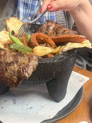 Molcajete con salchicha y dicen que es chorizo
