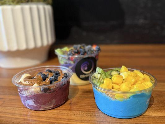 Yummy, healthy açaí. Lots of different varieties of toppings.