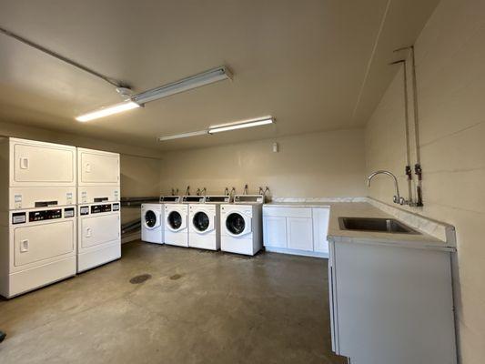 Beautiful laundry room wonderfully mantained and consistently maintenanced