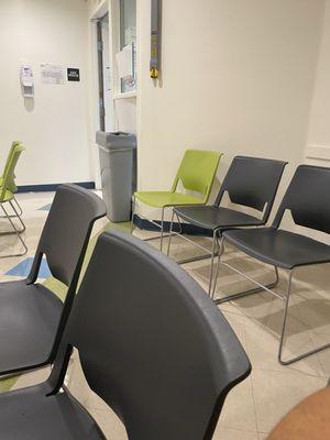 Vacía la clinica y no quieren atender ahora solo por teléfono desde las 8;40 am hasta las 11:10 am y nadie en la clinica