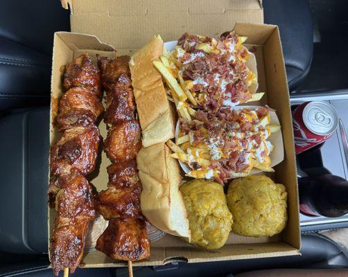Pinchos de mi abuela combo: 2 pinchos, 2 pieces of garlic bread, 2 orders of loaded fries, 2 mofongo balls, and 2 drinks.